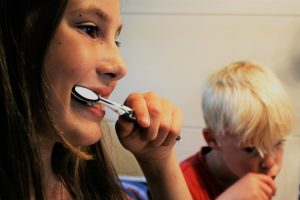 De kunst van het tandenpoetsen: tips en weetjes voor een stralend gebit